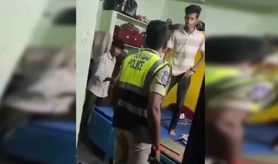 అర్ధరాత్రి హాస్టల్‌లో ఉద్రిక్తత.. విద్యార్థులపై లాఠీచార్జ్ ఆరోపణలు